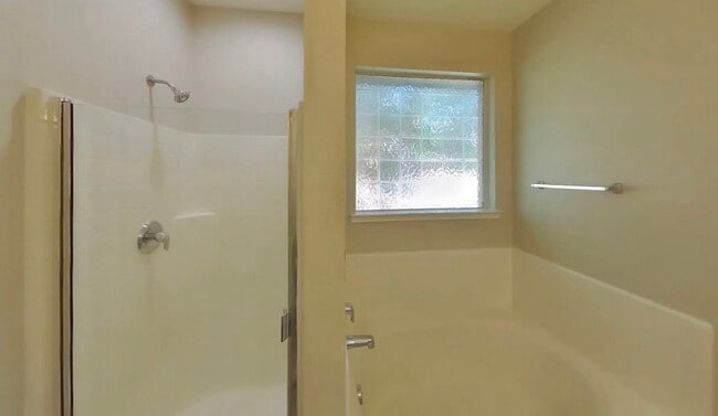 Building Photo - Inviting 3-Bedroom Home with Lush Garden & Natural Light