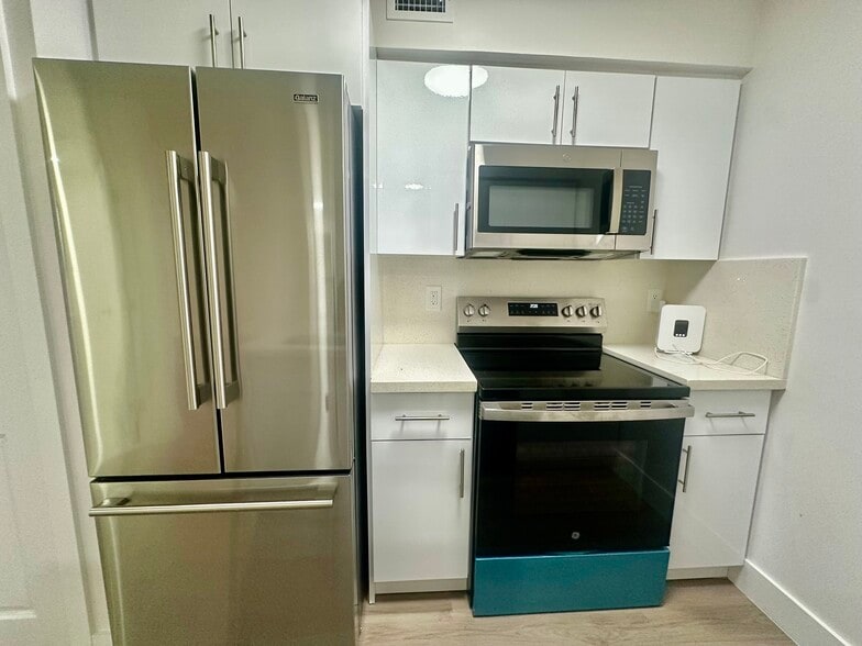 Building Photo - 2890 N Oakland Forest Dr