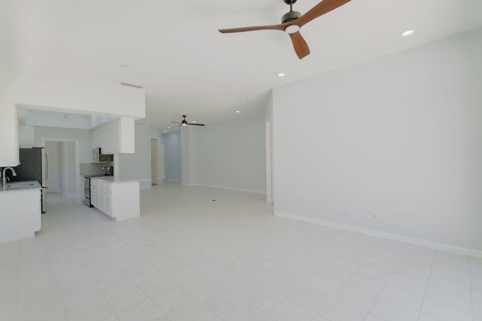 Building Photo - 4786 Blossom Dr