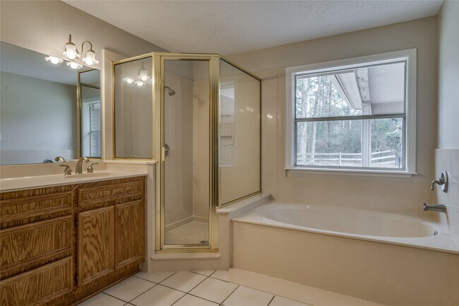 Building Photo - 2460 Pebblebrook Cir
