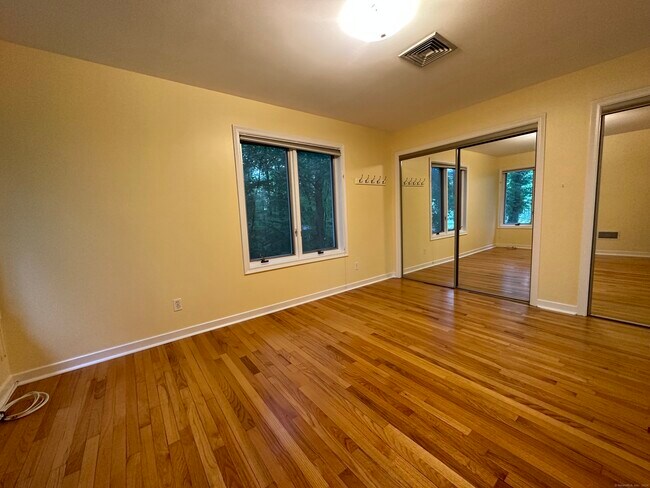 Building Photo - 451 Pine Tree Dr