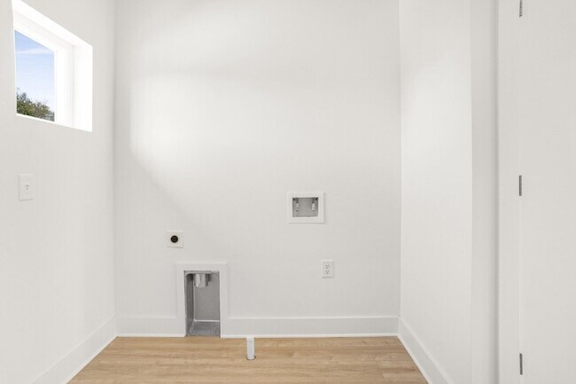 Building Photo - 1310 Lischey Ave