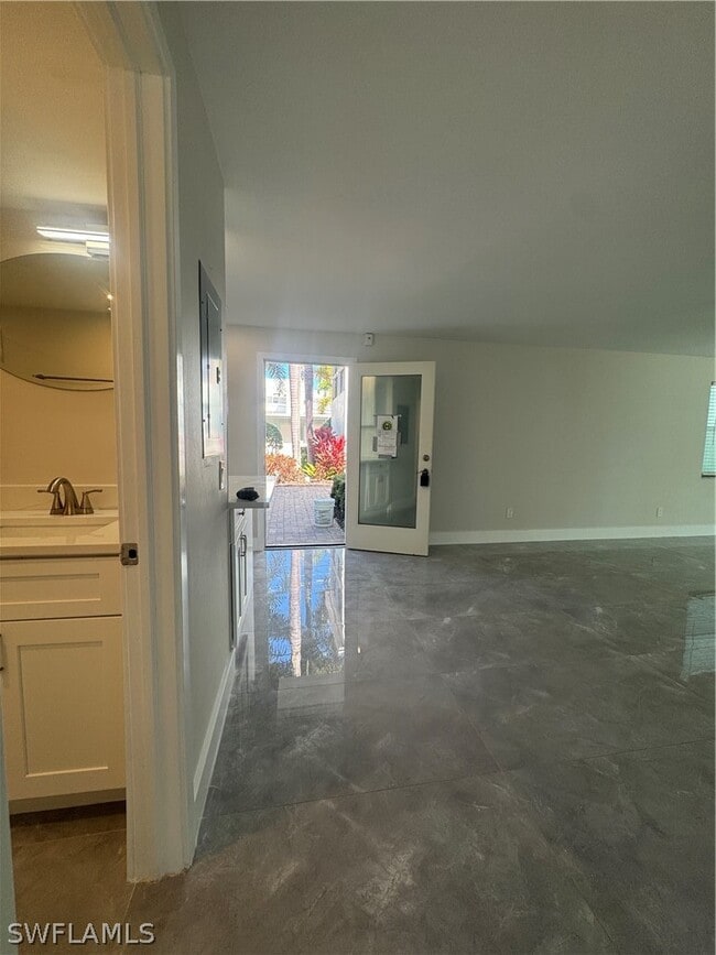 Building Photo - 637 12th Ave S