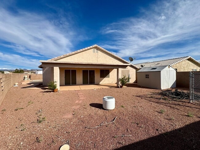 Building Photo - Don't miss this beutiful home with a  pool and mountain views