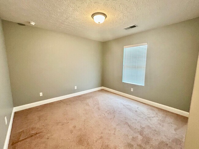 Building Photo - Large 4 Bed, 2.5 bath in Lexington!