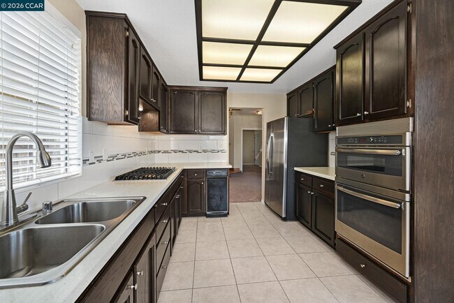 Building Photo - 1319 Strawberry Ct