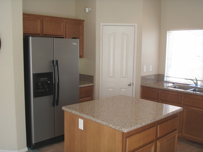 Building Photo - 3 Bedroom 2 Bath located in Mountain View DHS