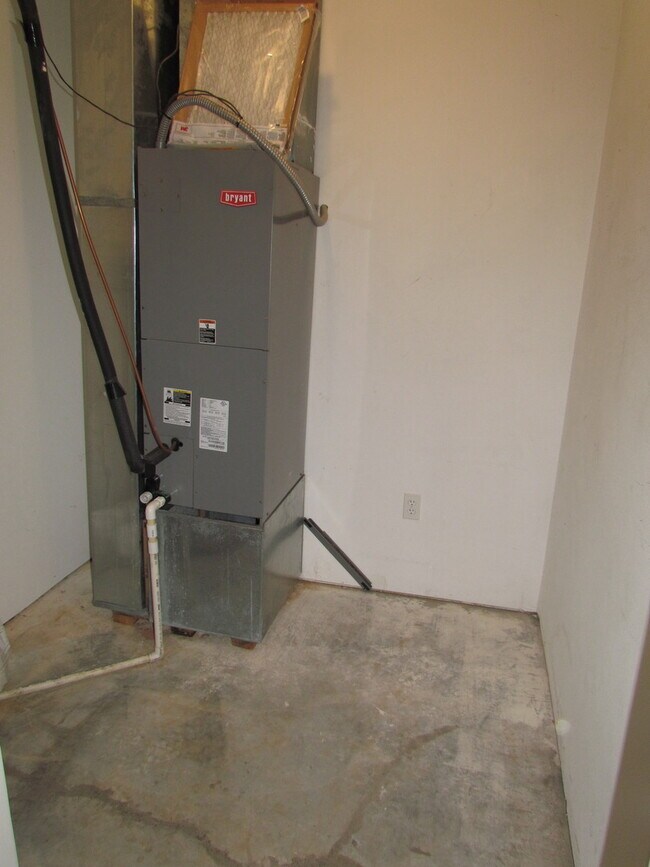 Building Photo - 15908 Tracker Ln