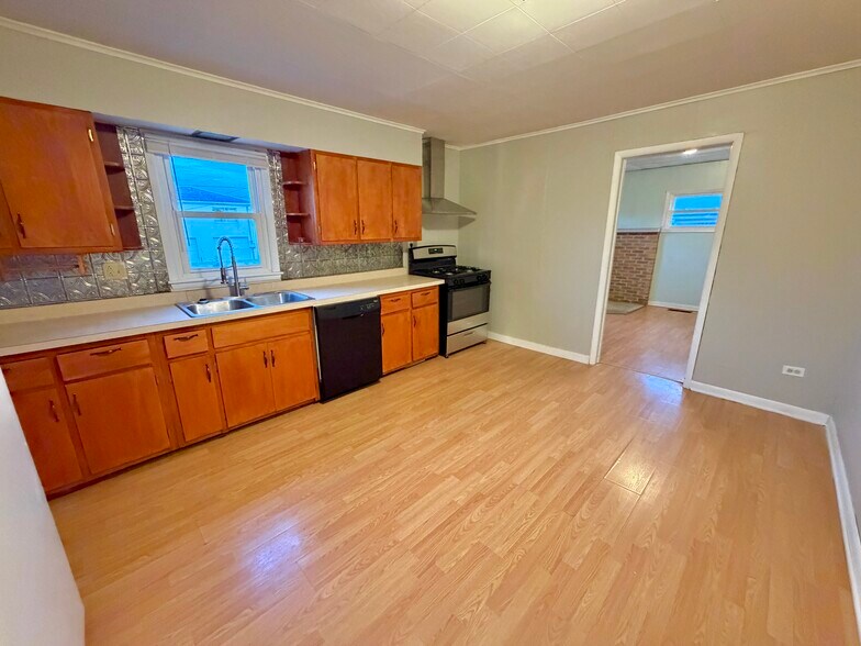 Building Photo - 3220 Franklin Ave