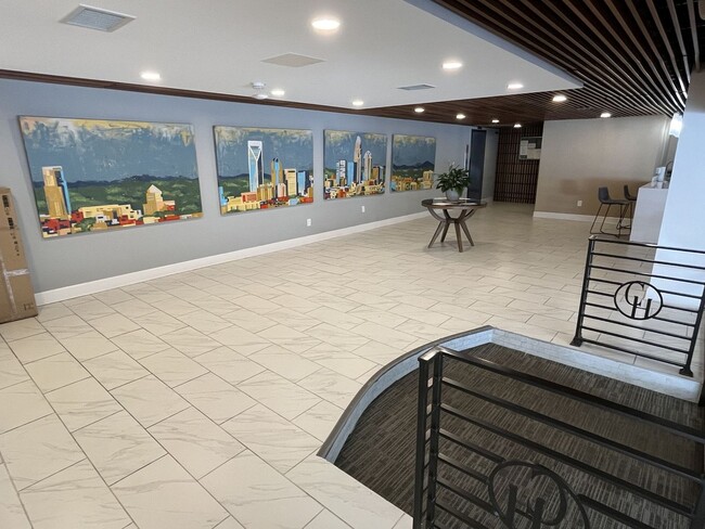 Building Photo - Updated 3 Bed Condo in Myers Park
