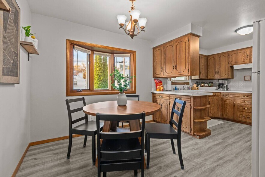 Building Photo - 1221 Kenwood St