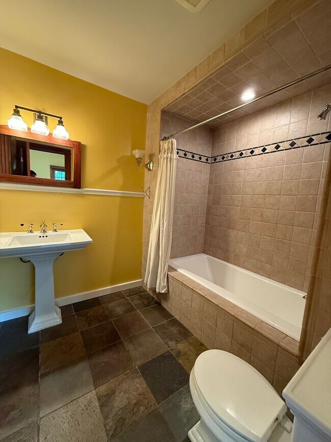 Building Photo - Craftsman home near Downtown Ashland | Ava...