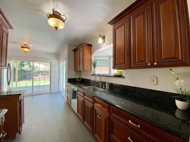Building Photo - Charming 3 Bedroom in Historical Tower District