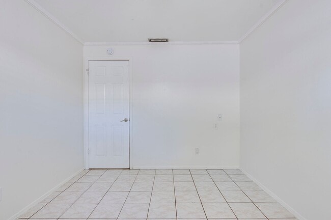 Building Photo - 3/2 Ranch with great outdoor space