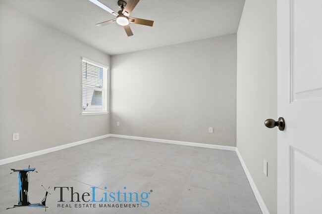Building Photo - 3685 Kings Canyon Dr