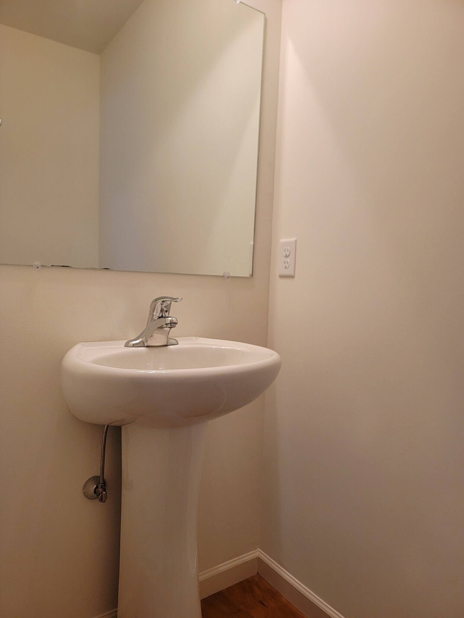 Building Photo - 647 Winding Ln