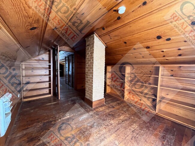 Building Photo - Charming 3 Bedroom