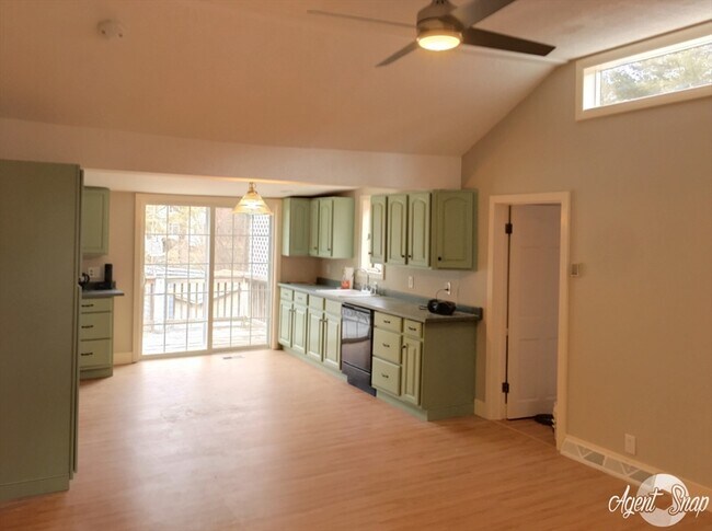 Building Photo - 13 Hemlock Rd