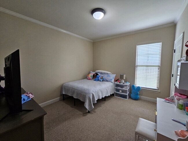Building Photo - 43283 Pond View Dr