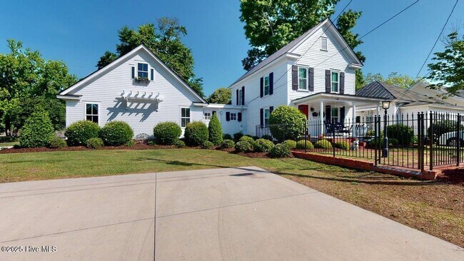 Building Photo - The Heart of Downtown
