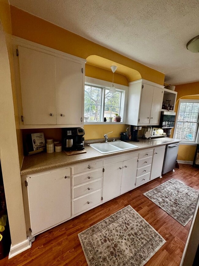 Building Photo - Adorable Home For Rent!