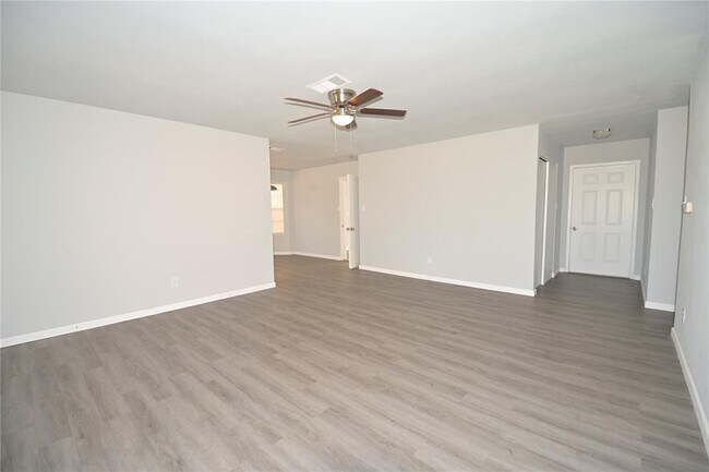 Building Photo - 112 Forestwood Dr