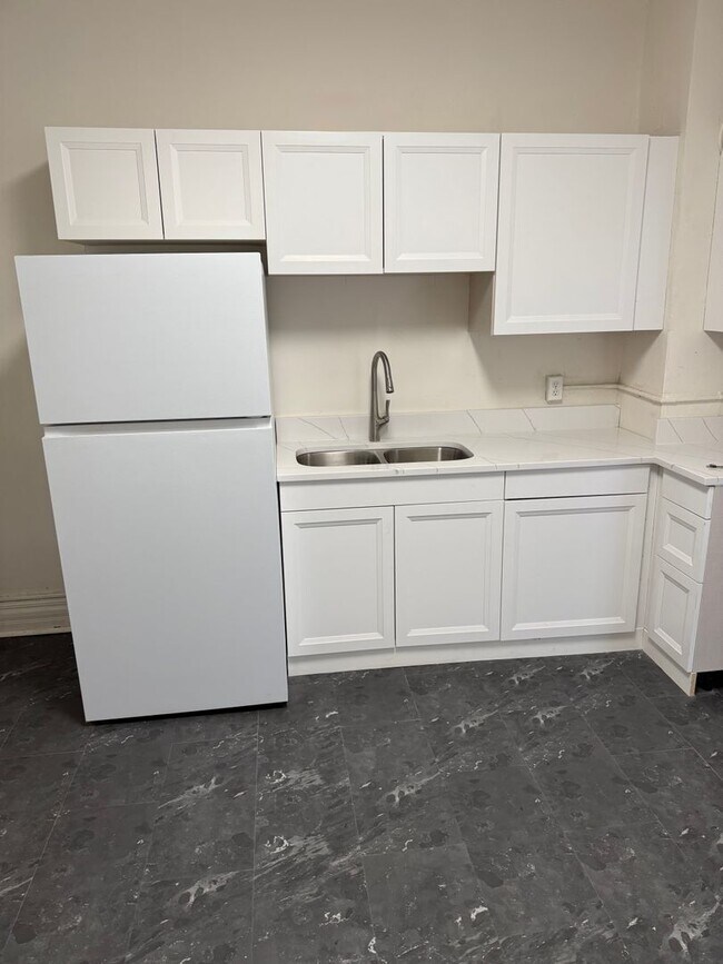Building Photo - LARGE DOWNSTAIRS 1 Bedroom apartment