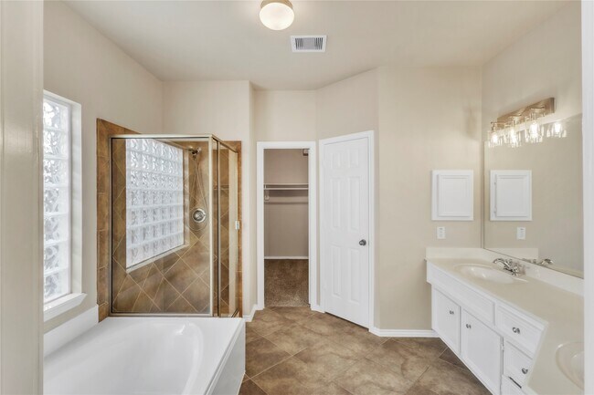 Building Photo - 2803 Lakecrest Way Dr