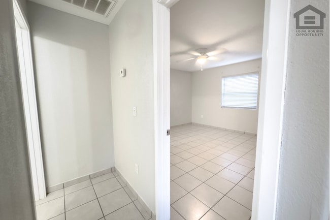 Building Photo - 1023