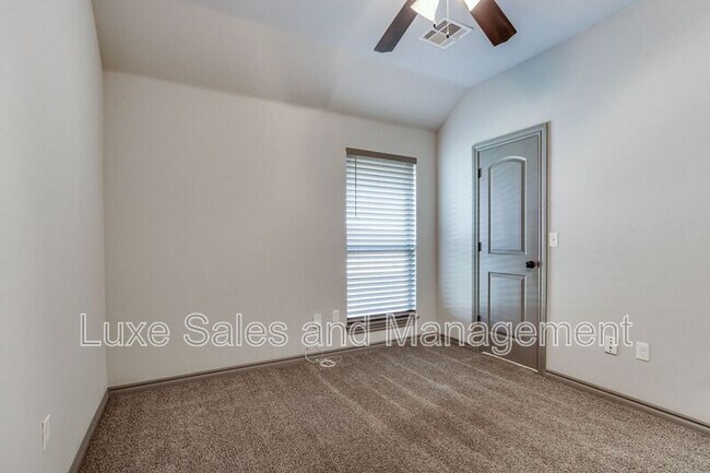 Building Photo - 6133 Oxnard St