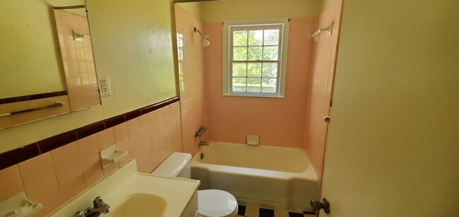 Building Photo - 2 Bedroom Duplex