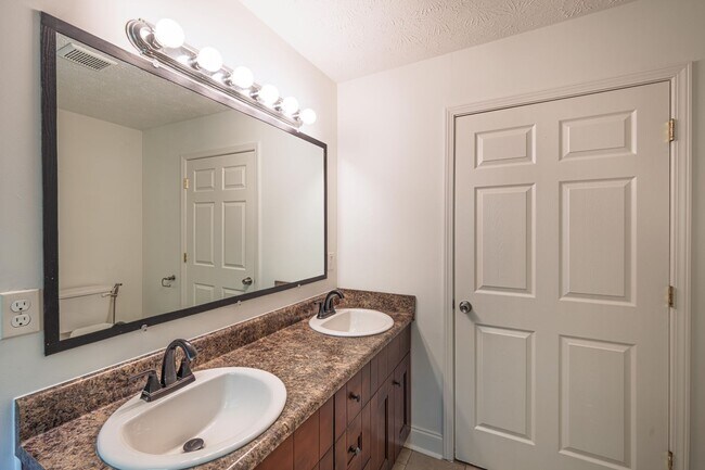 Building Photo - 4BR Home on 1 Acre with Finished Basement in Fayetteville