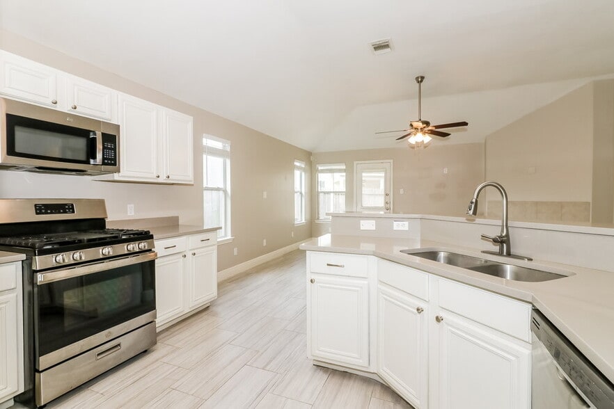 Building Photo - 25235 Clover Ranch Dr