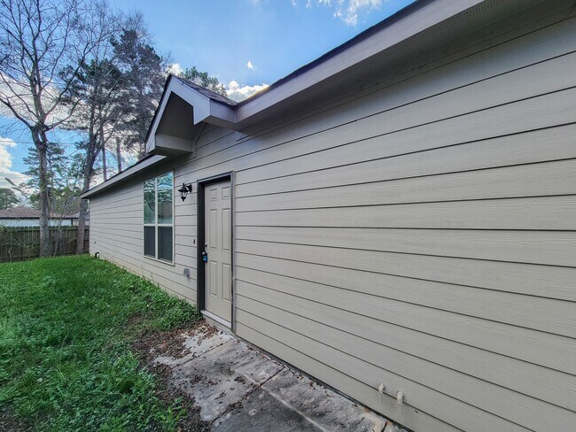 Building Photo - 11720 White Cedar St