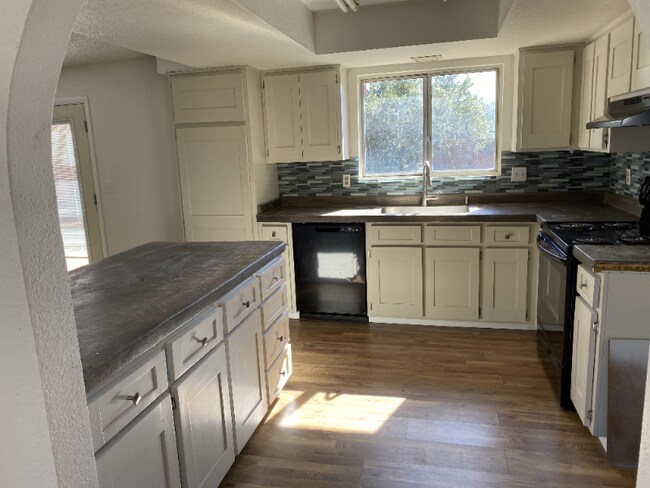 Building Photo - 3871 W Mars St