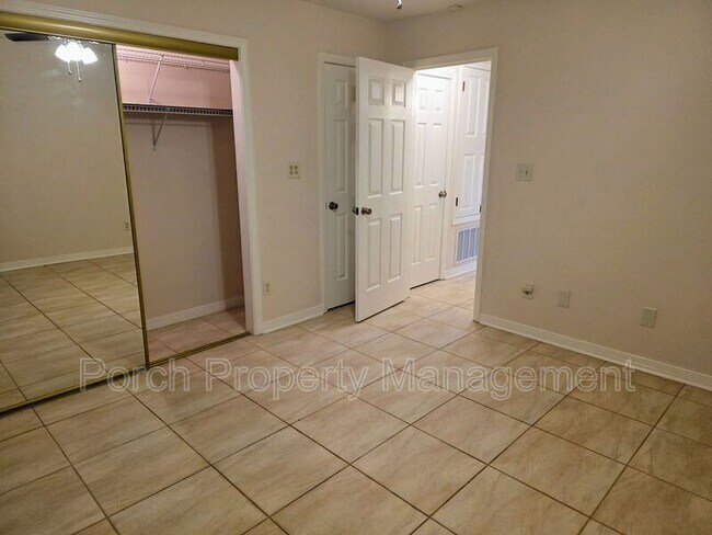 Building Photo - 303 Shoreline Dr