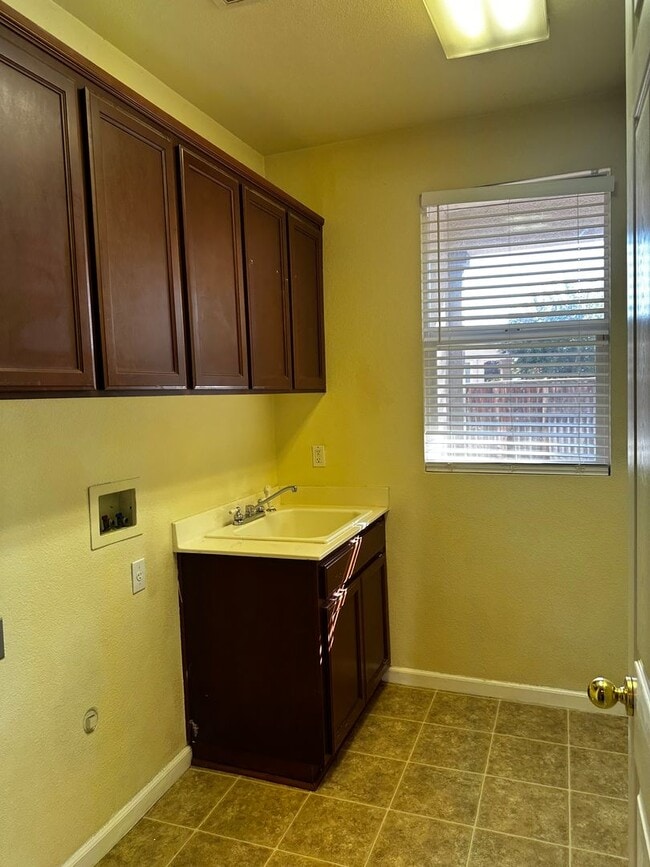 Building Photo - $1497.50 off first full months rent
