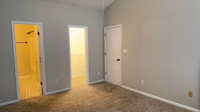 Building Photo - 3BR Townhouse Condo with Garage "ASK ABOUT OUR ZERO DEPOSIT"