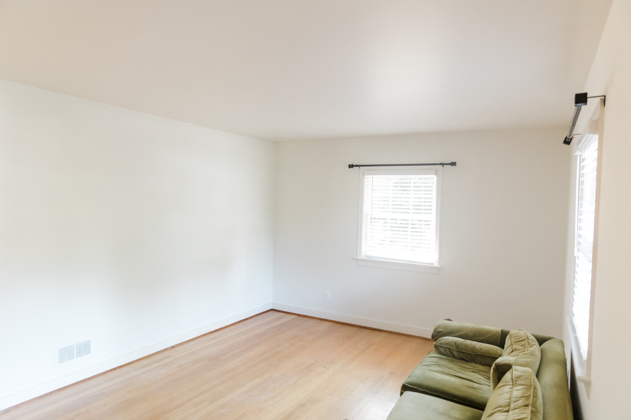 bedroom - 1941 N Junaluska Dr