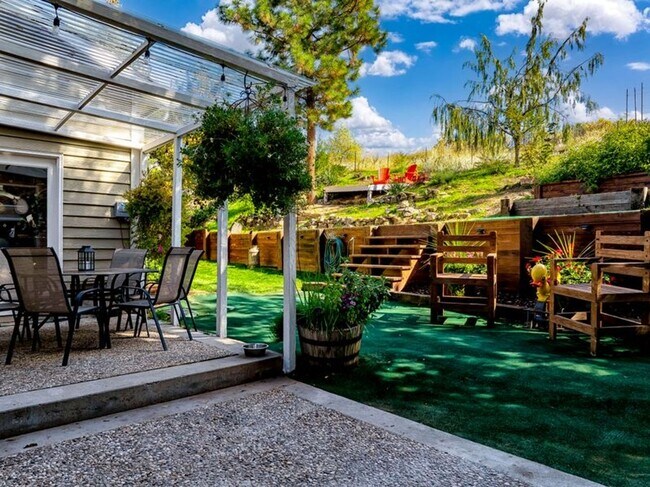 Building Photo - Cozy Hillside Boise Beauty Available 1/1/26!