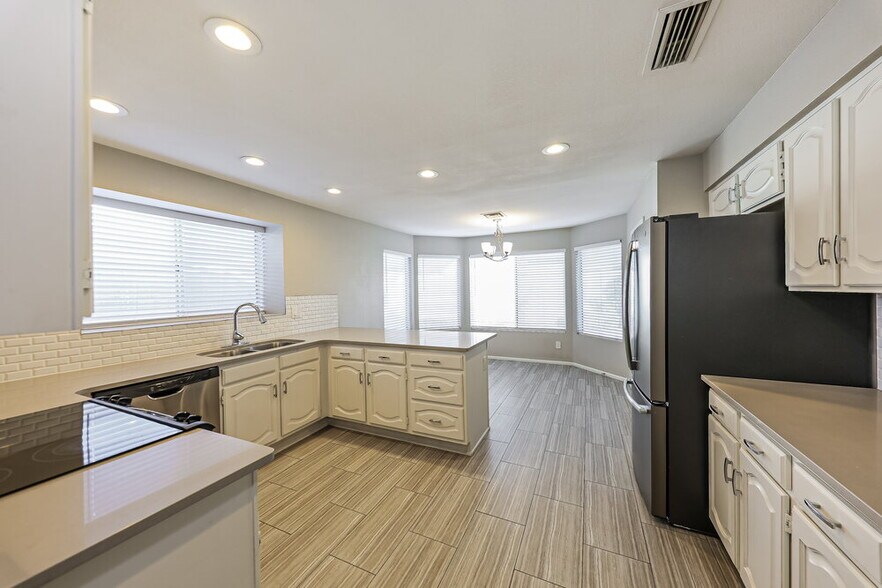 Building Photo - 8014 W Aster Dr