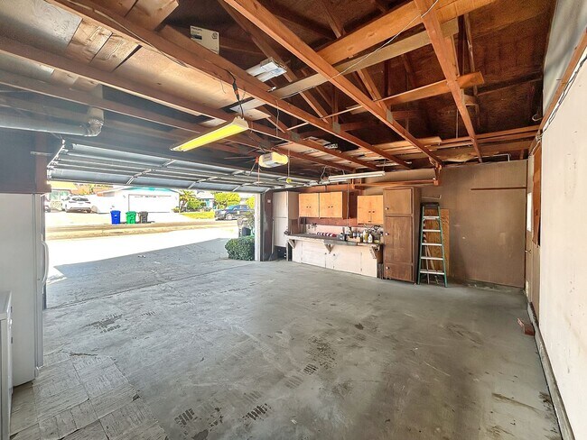 Building Photo - Beautiful 4BD/2BA W/ Attached Garage in Cl...