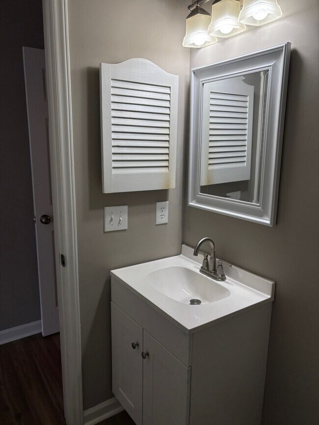 Building Photo - Beautiful 2 story townhome available in Asheboro!