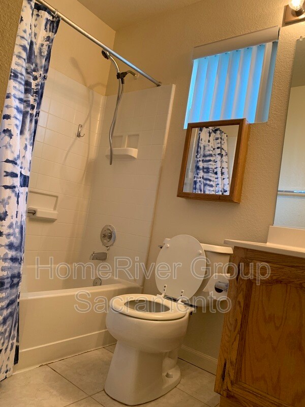 Building Photo - 202 Red Oak Ct