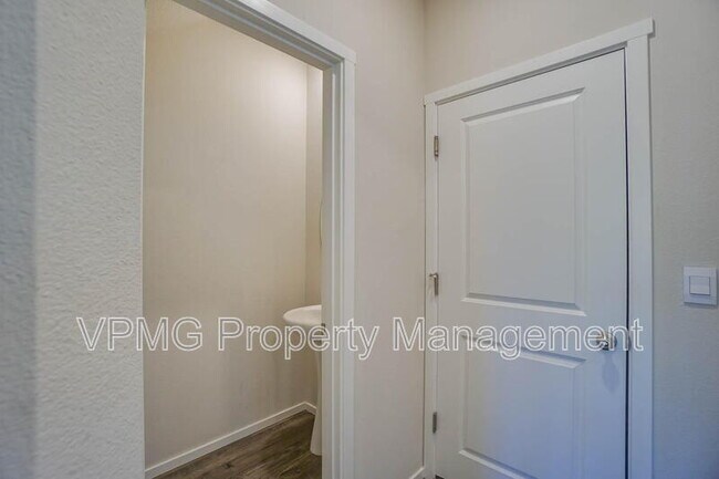 Building Photo - 2620 NE 117th Pl