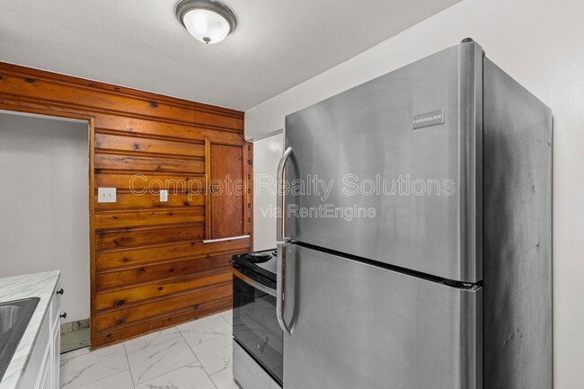 Building Photo - 375 Adrian Dr