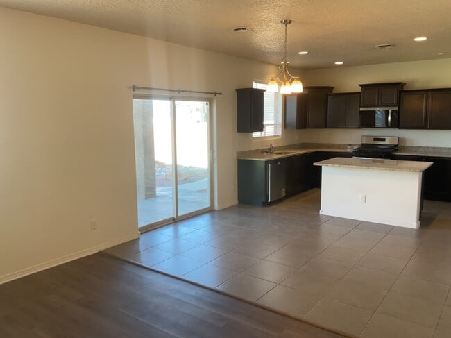 Building Photo - 904 Crown Ct NE