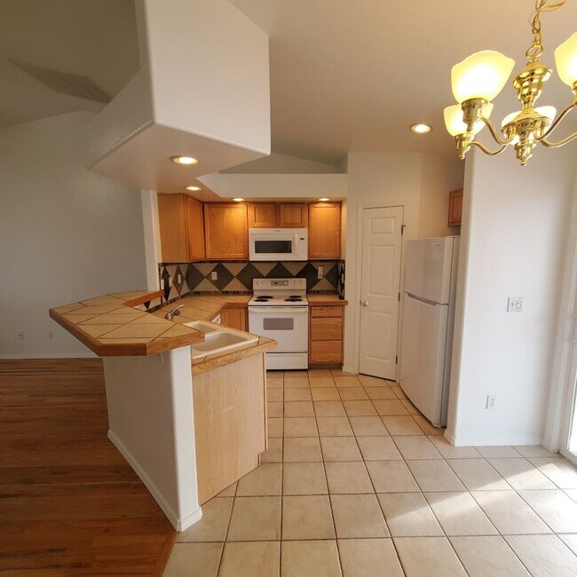 Building Photo - Charming West Boise Home with Spacious Yard and Modern. Prime Location!