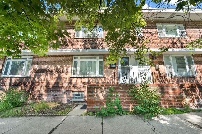 Primary Photo - 2006 W Farwell Ave