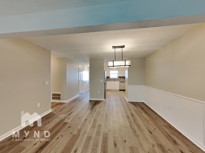 Building Photo - 208 Oak Cir N